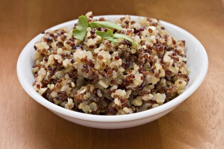 Миска приготовленной киноа